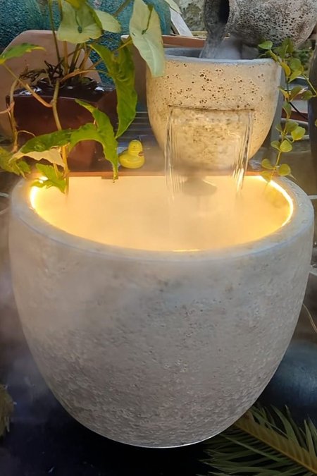 💧 نافورة حجرية عصرية بضوء دافئ وبخار طبيعي